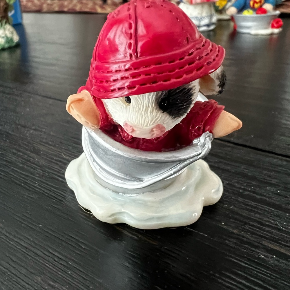 Mary’s Moo Moos “Buckets of Fun” Figurine